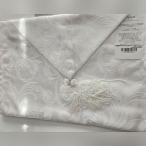 NWT Table Runner White Tone On Tone Brocade Floral Tassels 14 X 7052% Cotton